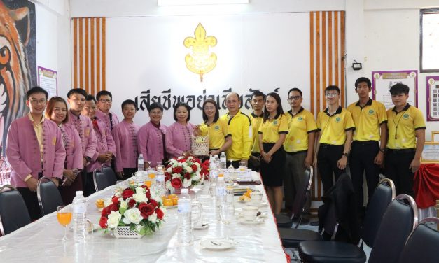 ต้อนรับคณะครูโรงเรียนจอมทอง จังหวัดเชียงใหม่ เดินทางมาศึกษาดูงานโรงเรียนดีวิถีลูกเสือ ณ ห้องลูกเสือ โรงเรียนอรุโณทัยวิทยาคม