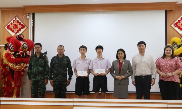 มูลนิธิเพื่อการศึกษาบริเวณชายแดน ได้เข้ามอบทุนการศึกษาแก่นักเรียนโรงเรียนอรุโณทัยวิทยาคมที่มีผลการเรียนดีและพฤติกรรมดี