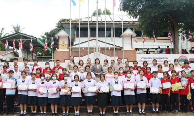 กิจกรรมมอบเกียรติบัตรแก่นักเรียนที่ได้รับรางวัลการแข่งขันทักษะภาษาไทย กิจกรรมสัปดาห์ห้องสมุด และการแข่งขันทักษะคณิตศาสตร์