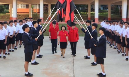 ร่วมแสดงความยินดีแก่คณะครูที่ได้รับคำสั่งย้ายและแต่งตั้งข้าราชการครู ให้ดำรงตำแหน่งในสถานศึกษาแห่งใหม่ ณ ลานกิจกรรมหน้าเสาธง โรงเรียนอรุโณทัยวิทยาคม
