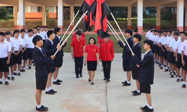 ร่วมแสดงความยินดีแก่คณะครูที่ได้รับคำสั่งย้ายและแต่งตั้งข้าราชการครู ให้ดำรงตำแหน่งในสถานศึกษาแห่งใหม่ ณ ลานกิจกรรมหน้าเสาธง โรงเรียนอรุโณทัยวิทยาคม