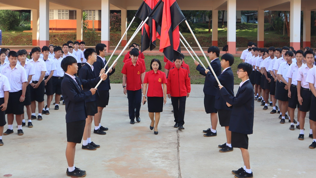 ร่วมแสดงความยินดีแก่คณะครูที่ได้รับคำสั่งย้ายและแต่งตั้งข้าราชการครู ให้ดำรงตำแหน่งในสถานศึกษาแห่งใหม่ ณ ลานกิจกรรมหน้าเสาธง โรงเรียนอรุโณทัยวิทยาคม
