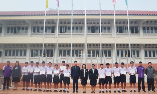มอบเกียรติบัตรให้แก่นักเรียนที่ได้รับรางวัลการแข่งขันกีฬาฟุตซอล ประเภททีมชาย ในการแข่งขันกีฬานักเรียนประจำจังหวัดเชียงใหม่และอำเภอ ประจำปี 2567