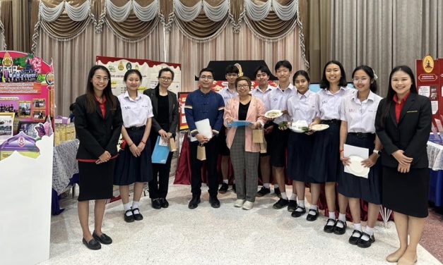 นักเรียนได้รับรางวัลเหรียญทอง การนำเสนอรูปแบบการจัดการเรียนรู้ศิลปวัฒนธรรมโดยใช้ท้องถิ่นเป็นฐาน โครงการส่งเสริมศักยภาพชุมชน Soft Power บนฐานประวัติศาสตร์ ศิลปะ วัฒนธรรม และความเชื่อในท้องถิ่น ณ มหาวิทยาลัยราชภัฎเชียงใหม่