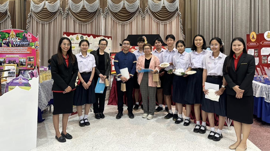 นักเรียนได้รับรางวัลเหรียญทอง การนำเสนอรูปแบบการจัดการเรียนรู้ศิลปวัฒนธรรมโดยใช้ท้องถิ่นเป็นฐาน โครงการส่งเสริมศักยภาพชุมชน Soft Power บนฐานประวัติศาสตร์ ศิลปะ วัฒนธรรม และความเชื่อในท้องถิ่น ณ มหาวิทยาลัยราชภัฎเชียงใหม่