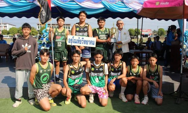 มอบถ้วยรางวัลให้แก่นักเรียนที่เข้าร่วมการแข่งขันกีฬาเบญจมิตรนักเรียน ครั้งที่ 44 ณ โรงเรียนไชยปราการ
