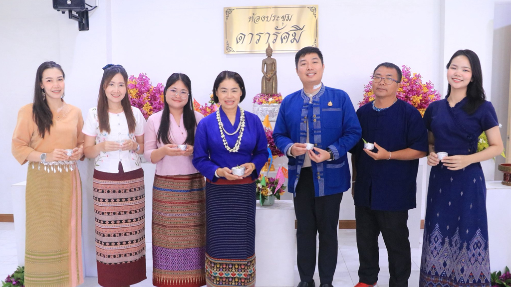 ร่วมพิธีสระเกล้าดำหัวผู้บริหารโรงเรียนมัธยมศึกษา กรมสามัญศึกษา(เดิม) เนื่องในโอกาสประเพณีปีใหม่เมืองล้านนาประจำปี 2568