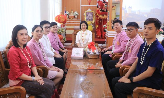 พิธีสระเกล้าดำหัวท่านผู้อำนวยการรัตติกรณ์ สุขดี เพื่อสืบสานประเพณีปี๋ใหม่เมืองและจัดประชุมเพื่อเตรียมความพร้อมเปิดภาคเรียนที่ 1 ประจำปีการศึกษา 2568