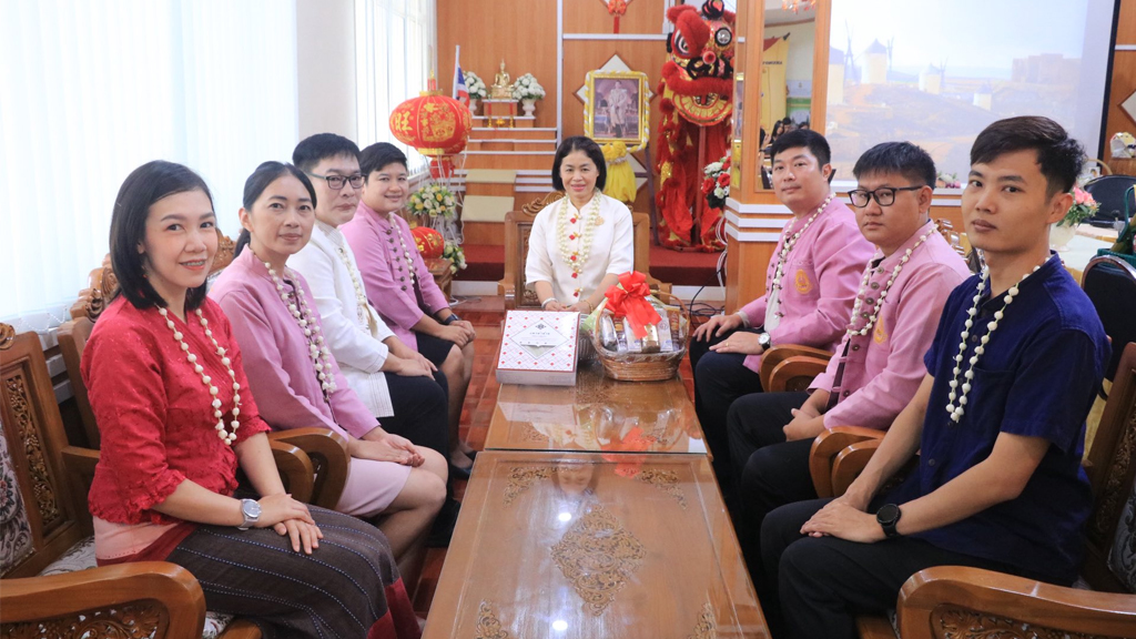 พิธีสระเกล้าดำหัวท่านผู้อำนวยการรัตติกรณ์ สุขดี เพื่อสืบสานประเพณีปี๋ใหม่เมืองและจัดประชุมเพื่อเตรียมความพร้อมเปิดภาคเรียนที่ 1 ประจำปีการศึกษา 2568