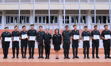 การประดับเครื่องหมายตำแหน่ง “หัวหน้าหมู่” ของนักศึกษาวิชาทหาร ที่ผ่านการฝึกอบรมนักศึกษาวิชาทหาร บังคับบัญชา และเครื่องหมาย ปรกโดดหอสูง 34 ฟุต