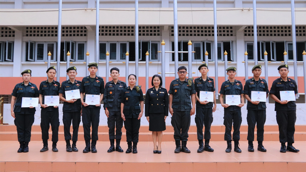 การประดับเครื่องหมายตำแหน่ง “หัวหน้าหมู่” ของนักศึกษาวิชาทหาร ที่ผ่านการฝึกอบรมนักศึกษาวิชาทหาร บังคับบัญชา และเครื่องหมาย ปรกโดดหอสูง 34 ฟุต