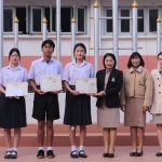 มอบรางวัลให้กับนักเรียนที่ได้รับรางวัลในกิจกรรมการแข่งขันการกล่าวสุนทรพจน์ภาษาจีน ระดับชั้นมัธยมศึกษาตอนปลาย หัวข้้อ “50 ปีทองแห่งมิตรภาพไทย-จีน“