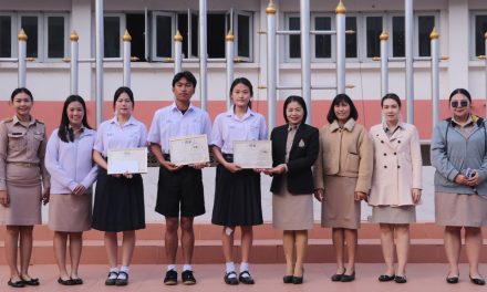 มอบรางวัลให้กับนักเรียนที่ได้รับรางวัลในกิจกรรมการแข่งขันการกล่าวสุนทรพจน์ภาษาจีน ระดับชั้นมัธยมศึกษาตอนปลาย หัวข้้อ “50 ปีทองแห่งมิตรภาพไทย-จีน“