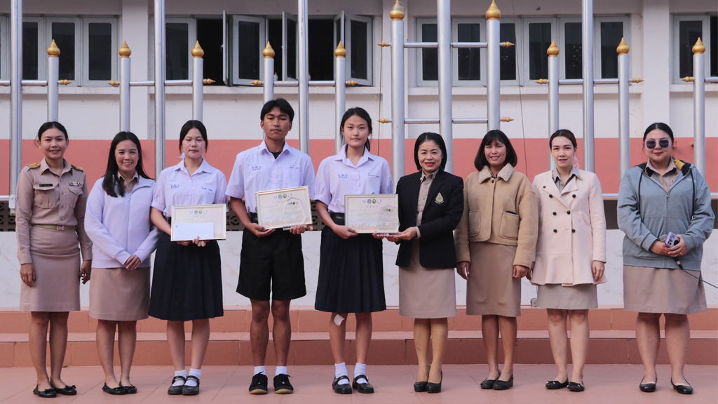 มอบรางวัลให้กับนักเรียนที่ได้รับรางวัลในกิจกรรมการแข่งขันการกล่าวสุนทรพจน์ภาษาจีน ระดับชั้นมัธยมศึกษาตอนปลาย หัวข้้อ “50 ปีทองแห่งมิตรภาพไทย-จีน“
