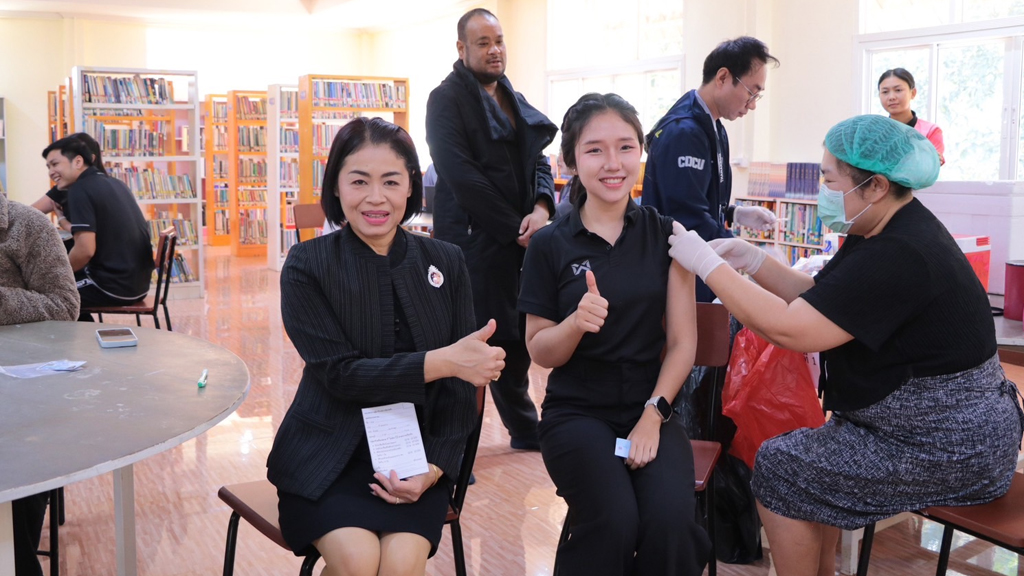 คณะครูโรงเรียนอรุโณทัยวิทยาคม รับวัคซีนป้องกันไข้หวัดใหญ่