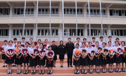 กิจกรรมมอบช่อดอกไม้แสดงความยินดีกับนักเรียนระดับชั้นมัธยมศึกษาปีที่ 6 ที่ผ่านการคัดเลือกและมีสิทธิ์เข้าศึกษาต่อในระดับอุดมศึกษา ประจำปีการศึกษา 2569