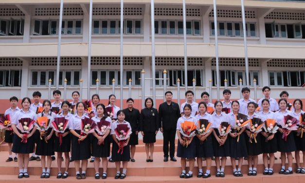 กิจกรรมมอบช่อดอกไม้แสดงความยินดีกับนักเรียนระดับชั้นมัธยมศึกษาปีที่ 6 ที่ผ่านการคัดเลือกและมีสิทธิ์เข้าศึกษาต่อในระดับอุดมศึกษา ประจำปีการศึกษา 2569