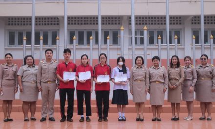 มอบเกียรติบัตรให้กับนักเรียนกลุ่มสาระการเรียนรู้คณิตศาสตร์และกลุ่มสาระการเรียนรู้ภาษาต่างประเทศ