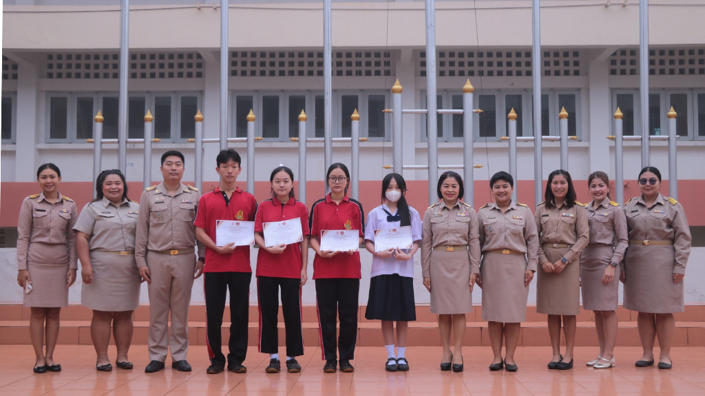 มอบเกียรติบัตรให้กับนักเรียนกลุ่มสาระการเรียนรู้คณิตศาสตร์และกลุ่มสาระการเรียนรู้ภาษาต่างประเทศ