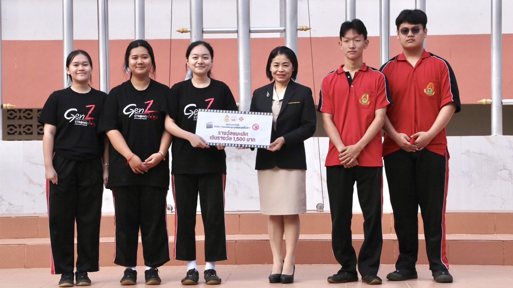 มอบรางวัลให้กับนักเรียนที่ได้รับรางวัลในกิจกรรมการประกวดหนังสั้น หัวข้อ “รณรงค์งดสูบบุหรี่และบุหรี่ไฟฟ้า”
