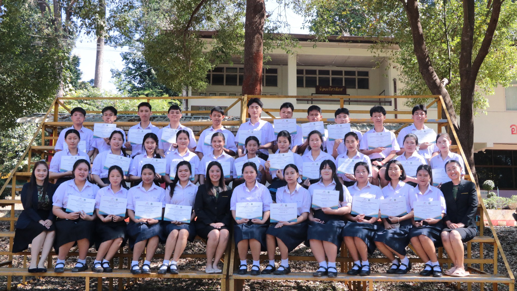 ร่วมแสดงความยินดีแก่นักเรียนชั้น ม.6/3 จำนวน 33 คน ที่ได้สำเร็จการศึกษาหลักสูตร “ศิลป์ภาษาจีนธุรกิจ 4.0” จากสถาบันปัญญาภิวัฒน์