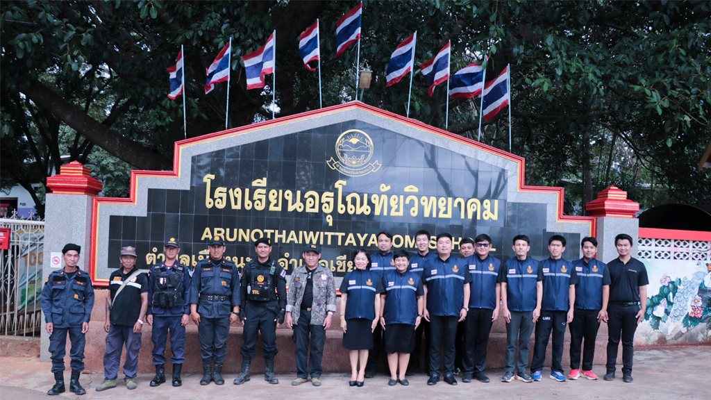 ร่วมกันออกลาดตระเวนตรวจตราบริเวณโดยรอบหมู่บ้านอรุโณทัย เนื่องในเทศกาลลอยกระทง